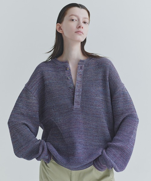 CULLNI(クルニ)の「Organic Cotton Waffle Minimal Henley Neck Knit Pullover(ニット/セーター・メンズ・レッド/ブラック/ブラウン系/ネイビー系・1/0/2)」の3枚目の写真