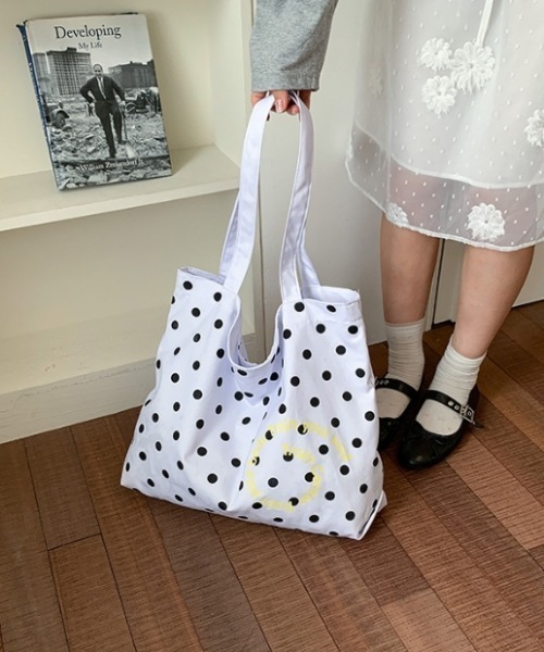 Vipoa(ヴィポア)の「dot×logo print tote bag(トートバッグ・レディース・イエロー/ネイビー/グリーン/ホワイト/ブラック・FREE)」の2枚目の写真