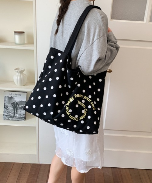 Vipoa(ヴィポア)の「dot×logo print tote bag(トートバッグ・レディース・イエロー/ネイビー/グリーン/ホワイト/ブラック・FREE)」の3枚目の写真