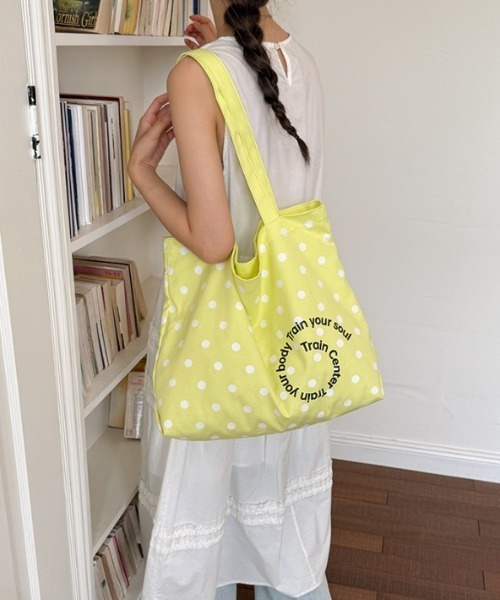 Vipoa(ヴィポア)の「dot×logo print tote bag(トートバッグ・レディース・イエロー/ネイビー/グリーン/ホワイト/ブラック・FREE)」の8枚目の写真