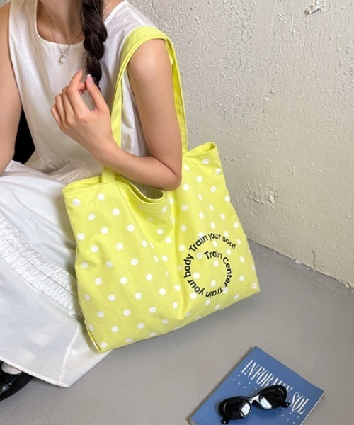 Vipoa(ヴィポア)の「dot×logo print tote bag(トートバッグ・レディース・イエロー/ネイビー/グリーン/ホワイト/ブラック・FREE)」の10枚目の写真