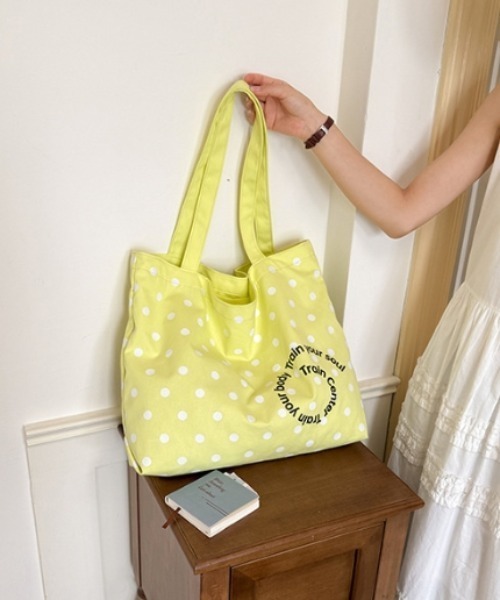 Vipoa(ヴィポア)の「dot×logo print tote bag(トートバッグ・レディース・イエロー/ネイビー/グリーン/ホワイト/ブラック・FREE)」の11枚目の写真