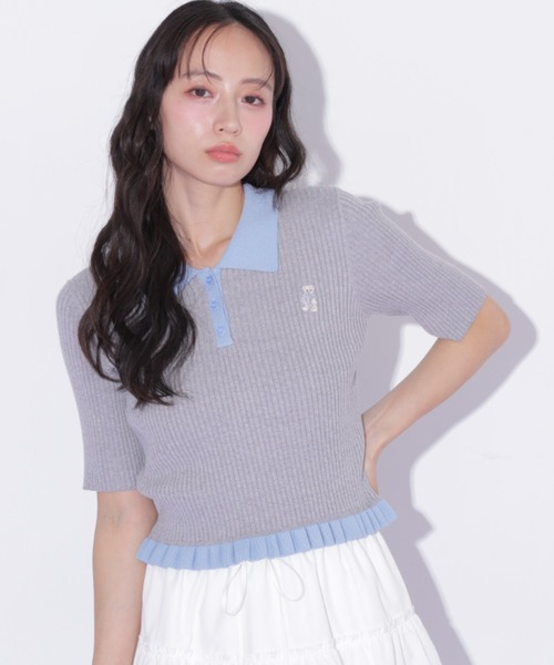 JILL by JILL STUART（ジルバイジルスチュアート）の「＜BEARシリーズ＞フリルポロニット（ニット/セーター・レディース・グレー/ブラック/レッド・FREE）」の2枚目の写真