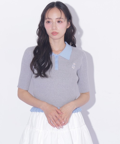 JILL by JILL STUART（ジルバイジルスチュアート）の「＜BEARシリーズ＞フリルポロニット（ニット/セーター・レディース・グレー/ブラック/レッド・FREE）」の4枚目の写真