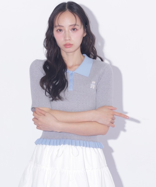 JILL by JILL STUART（ジルバイジルスチュアート）の「＜BEARシリーズ＞フリルポロニット（ニット/セーター・レディース・グレー/ブラック/レッド・FREE）」の7枚目の写真