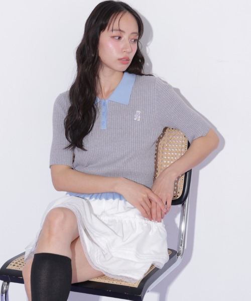JILL by JILL STUART（ジルバイジルスチュアート）の「＜BEARシリーズ＞フリルポロニット（ニット/セーター・レディース・グレー/ブラック/レッド・FREE）」の10枚目の写真