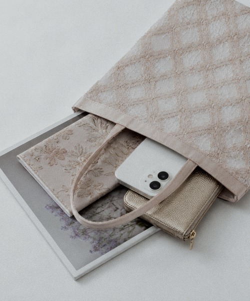 RUIRUE BOUTIQUE(ルイルエブティック)の「格子柄 刺繍 レース サブバッグ | レディースバッグ・結婚式バッグ・パーティー用サブバッグ・オケージョンバッグ・フォーマルバッグ・A4収納可能バッグ・ パーティーバッグ・鞄・トートバック(エコバッグ/サブバッグ・レディース・ベージュ/ブラック・FREE)」の11枚目の写真