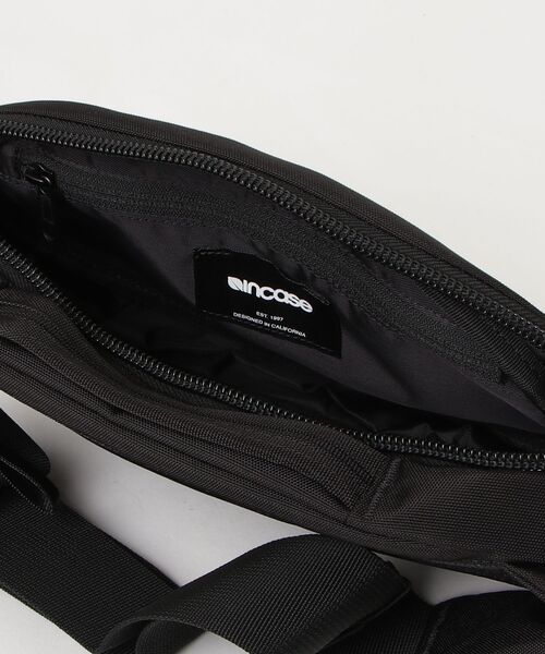 incase(インケース)の「INCO500105-BLK Incase Grid Waist Bag - Black(ボディバッグ/ウエストポーチ・メンズ・ブラック・ONE SIZE)」の4枚目の写真
