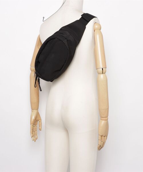 incase(インケース)の「INCO500105-BLK Incase Grid Waist Bag - Black(ボディバッグ/ウエストポーチ・メンズ・ブラック・ONE SIZE)」の5枚目の写真