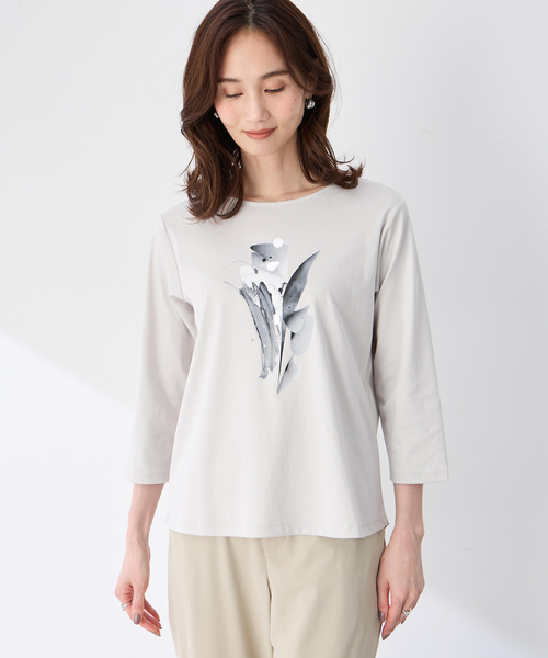 A/C DESIGN BY ALPHA CUBIC(エーシーデザインバイアルファキュービック)の「【藤井桜子さんコラボ】グラフィックプリント7分袖Tシャツ(Tシャツ/カットソー・レディース・ブラウン/ネイビー/ライトグレー・LL/M/L/3L)」の1枚目の写真