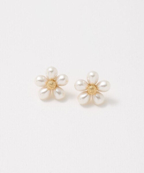 UNITED ARROWS(ユナイテッドアローズ)の「イミテーションパール フラワー ピアス(ピアス(両耳用)・レディース・ホワイト・FREE)」の1枚目の写真