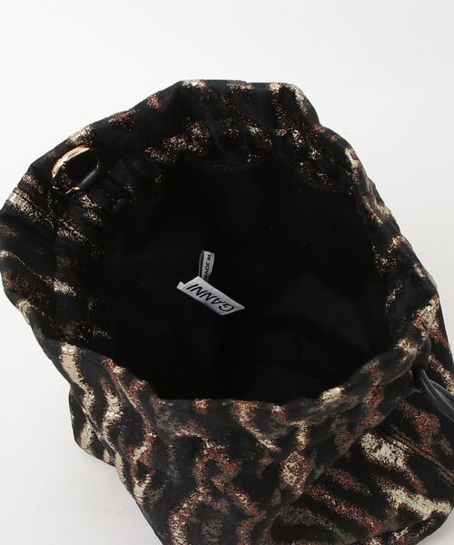 GANNI（ガニー）の「GANNI / ガニー：【レディース】Pouch Metallic Cloque：B3010071[ANN]（ハンドバッグ・レディース・ブラウン系その他・FREE）」の4枚目の写真