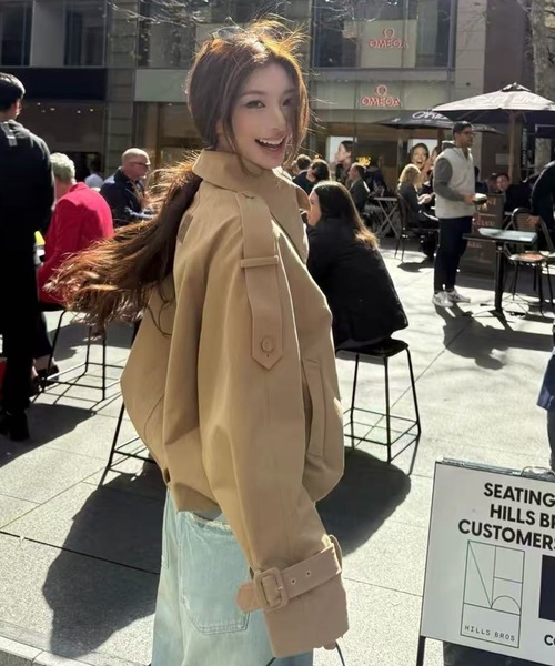 Achic（アシック）の「スタンドカラーショートトレンチジャケット（トレンチコート・レディース・ベージュ/ネイビー・M）」の19枚目の写真