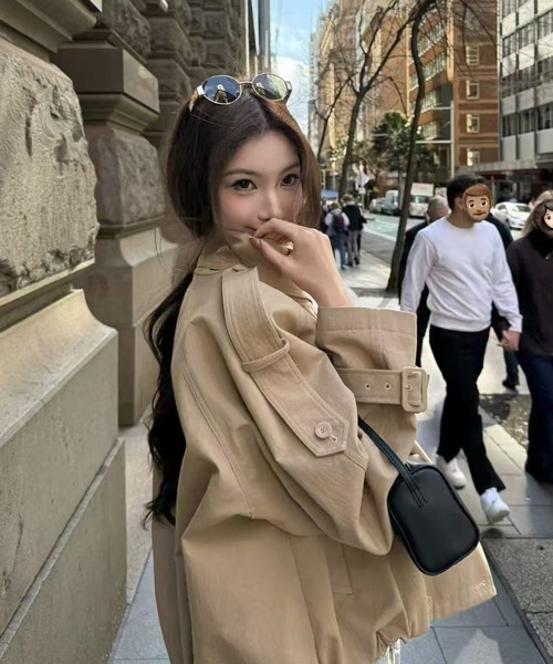 Achic（アシック）の「スタンドカラーショートトレンチジャケット（トレンチコート・レディース・ベージュ/ネイビー・M）」の20枚目の写真