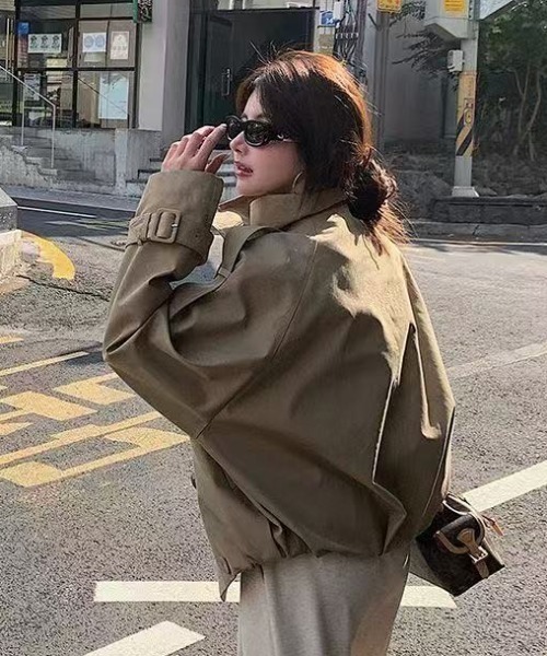 Achic（アシック）の「スタンドカラーショートトレンチジャケット（トレンチコート・レディース・ベージュ/ネイビー・M）」の21枚目の写真