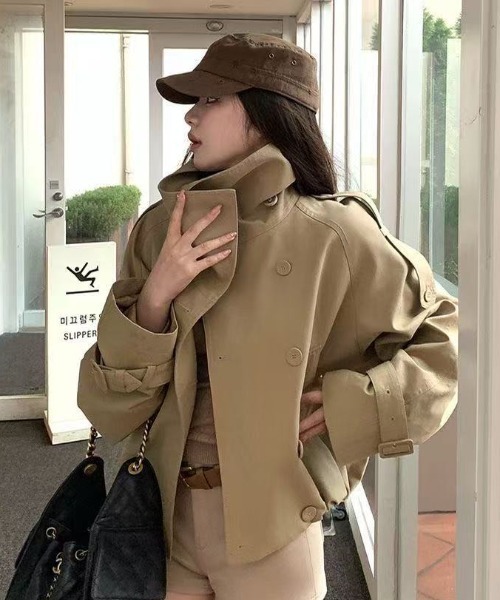 Achic（アシック）の「スタンドカラーショートトレンチジャケット（トレンチコート・レディース・ベージュ/ネイビー・M）」の13枚目の写真
