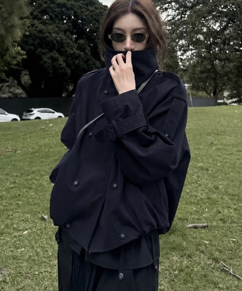 Achic（アシック）の「スタンドカラーショートトレンチジャケット（トレンチコート・レディース・ベージュ/ネイビー・M）」の7枚目の写真