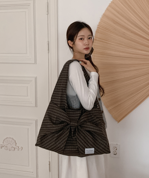 ATIL STUDIO（アチルスタジオ）の「ヴィンテージチェック ボブ デューイ ショルダーバッグ _ MUSINSA Edition [ウォルナットブラウン]（ショルダーバッグ・レディース・その他・FREE）」の2枚目の写真