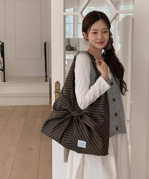 ATIL STUDIO（アチルスタジオ）の「ヴィンテージチェック ボブ デューイ ショルダーバッグ _ MUSINSA Edition [ウォルナットブラウン]（ショルダーバッグ・レディース・その他・FREE）」の6枚目の写真
