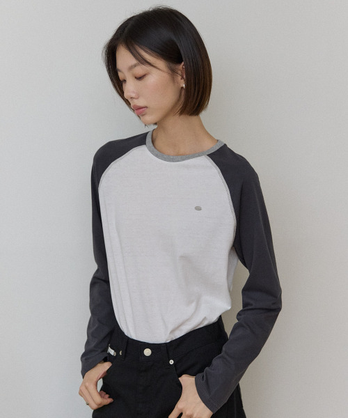 OURHOPE(アワーホープ)の「ツートンラグランTシャツ - チャコール(Tシャツ/カットソー・レディース・チャコールグレー・1(S)/2(M))」の2枚目の写真