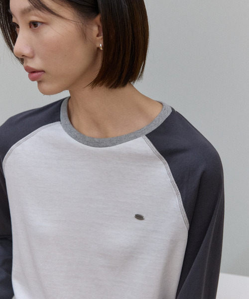 OURHOPE(アワーホープ)の「ツートンラグランTシャツ - チャコール(Tシャツ/カットソー・レディース・チャコールグレー・1(S)/2(M))」の3枚目の写真