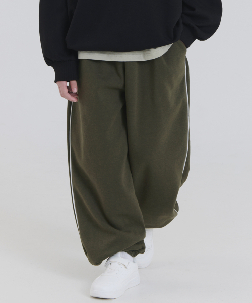 PIANER KIDS(ピアネールキッズ)の「パイピングジョガースウェットパンツ(カーキ)(スウェットパンツ・レディース・カーキ・M(130-140cm)/L(140-150㎝)/S(120-130cm)/XL(150-160㎝))」の3枚目の写真