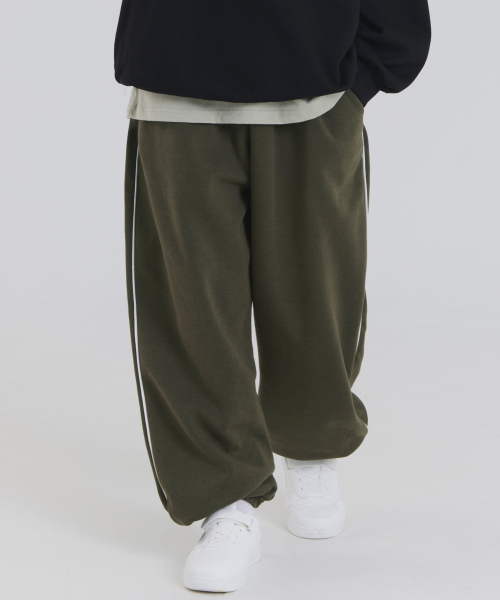 PIANER KIDS(ピアネールキッズ)の「パイピングジョガースウェットパンツ(カーキ)(スウェットパンツ・レディース・カーキ・M(130-140cm)/L(140-150㎝)/S(120-130cm)/XL(150-160㎝))」の4枚目の写真