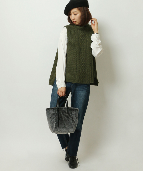 LBC（エルビーシー）の「7Gケーブル編みボトルネックベスト        （ベスト・レディース・グレー/ダークグリーン/ベージュ・MEDIUM/LARGE）」の3枚目の写真