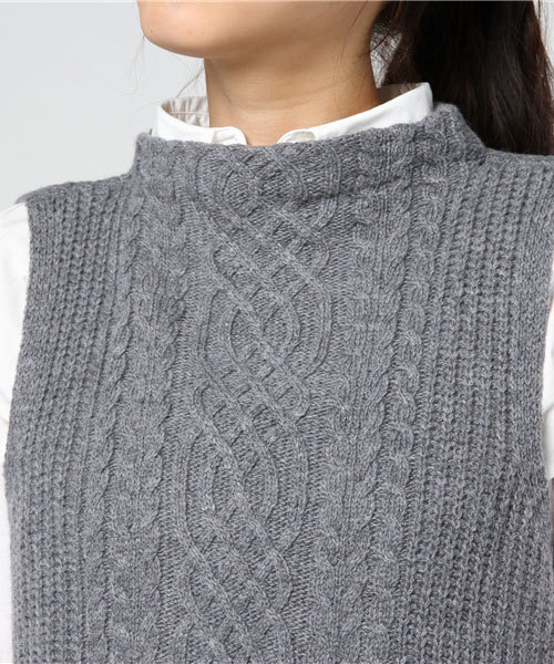 LBC（エルビーシー）の「7Gケーブル編みボトルネックベスト        （ベスト・レディース・グレー/ダークグリーン/ベージュ・MEDIUM/LARGE）」の6枚目の写真