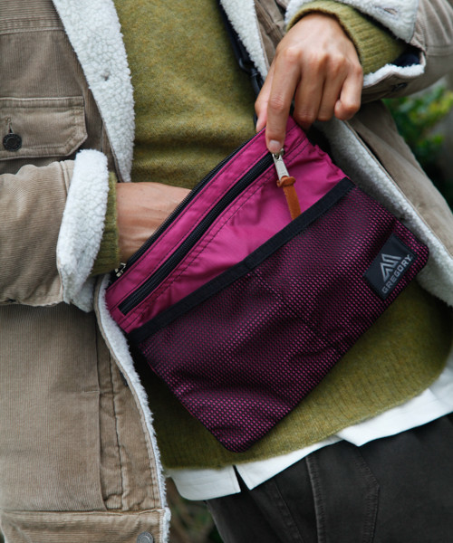 GREGORY（グレゴリー）の「【GREGORY（グレゴリー）】CLASSIC SACOCHE クラシックサコッシュ（ショルダーバッグ・メンズ・ブラック/パープル/ピンク・FREE）」の3枚目の写真