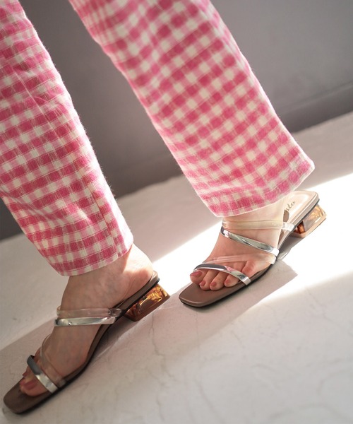 SESTO（セスト）の「クリアヒール×PVC素材のメニーストラップローヒールサンダル（サンダル・レディース・ブラウン/アイボリー/ブラック×ゴールド/グレイッシュベージュ/パイソン・LL/3L/S/M/L）」の16枚目の写真