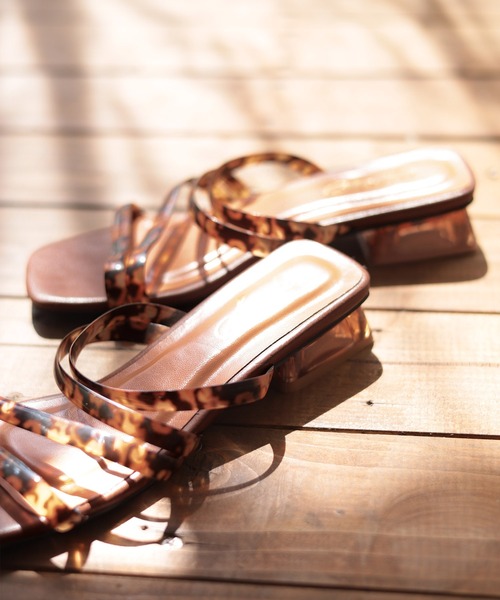 SESTO（セスト）の「クリアヒール×PVC素材のメニーストラップローヒールサンダル（サンダル・レディース・ブラウン/アイボリー/ブラック×ゴールド/グレイッシュベージュ/パイソン・LL/3L/S/M/L）」の19枚目の写真