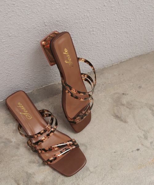 SESTO（セスト）の「クリアヒール×PVC素材のメニーストラップローヒールサンダル（サンダル・レディース・ブラウン/アイボリー/ブラック×ゴールド/グレイッシュベージュ/パイソン・LL/3L/S/M/L）」の7枚目の写真