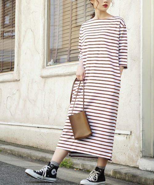 zootie(ズーティー)の「シミヘン加工 フレンチバスク ロングワンピース(ワンピース・レディース・ベージュ/ラベンダー/ホワイト×ブラック/ホワイト系その他/ブラウン系その他/キャメル/ブラック/ネイビー/チャコール/バーガンディー/レッド系その他/ライラック/ベージュ系その他/チョコ/ブラック系その他/ダークグリーン/杢グレー/レッド系その他2/ブラウン系その他2/イエロー系その他/グレー系その他・フリー)」の4枚目の写真