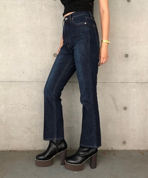 ENVYM(アンビー)の「クロップドフレアデニムPT(デニムパンツ・レディース・ネイビー・S/M)」の4枚目の写真