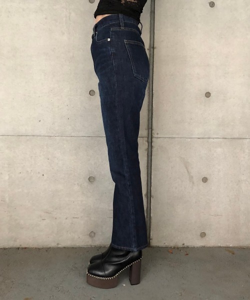 ENVYM(アンビー)の「クロップドフレアデニムPT(デニムパンツ・レディース・ネイビー・S/M)」の6枚目の写真