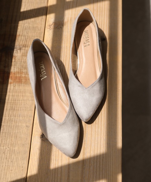 VIVIAN(ヴィヴィアン)の「ゴールドラインヒール・ポインテッドトゥVカットローヒールパンプス(パンプス・レディース・Beige/ベージュ系その他3/ライトパープル/グリーン×オレンジ/ブラック系その他3/スモークグレー・22/22.5/23/25/23.5/24.5/24)」の3枚目の写真