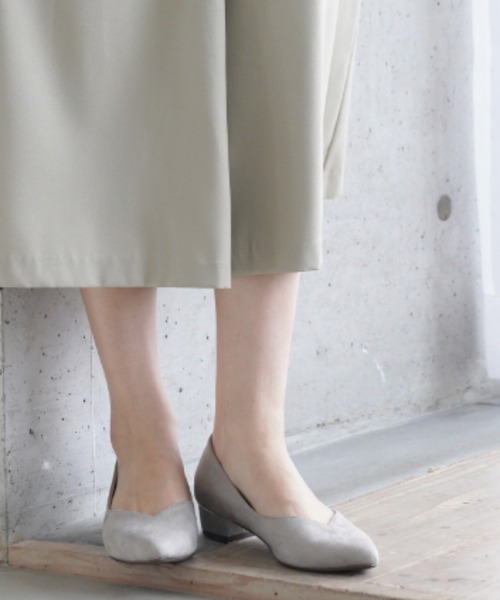 VIVIAN(ヴィヴィアン)の「ゴールドラインヒール・ポインテッドトゥVカットローヒールパンプス(パンプス・レディース・Beige/ベージュ系その他3/ライトパープル/グリーン×オレンジ/ブラック系その他3/スモークグレー・22/22.5/23/25/23.5/24.5/24)」の13枚目の写真