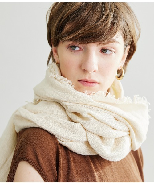 SIPULI（シプリ）の「ASAUCE MELER｜ライトベルギーリネンフリンジストール（ストール/ショール・レディース・グレー系その他/アイボリー・フリー）」の4枚目の写真