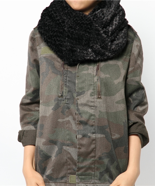 AZUL by moussy（アズールバイマウジー）の「PEフェイクファー配色シングルスヌード（マフラー・レディース・レッド系その他/グリーン系その他/ブラック/ブルー系その他・FREE）」の8枚目の写真