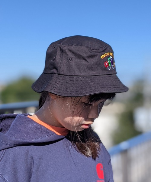 FRUIT OF THE LOOM（フルーツオブザルーム）の「FRUIT OF THE LOOM/フルーツオブザルーム 　キッズ ロゴ刺繍 バケットハット（ハット・キッズ・ブラック/ベージュ/サックスブルー/オレンジ・FREE）」の6枚目の写真