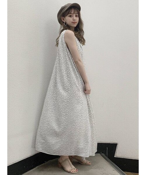 dazzlin（ダズリン）の「ランダムドットボリュームワンピース（ワンピース・レディース・ブラック/オフホワイト・FREE）」の7枚目の写真