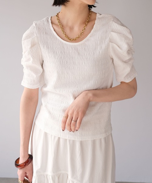 ＡＮＤＪ（アンドジェイ）の「パワーショルダーワッシャー加工ラウンドネックトップス（Tシャツ/カットソー・レディース・オフホワイト/ブラック/ピンク/グレイッシュベージュ・M）」の2枚目の写真