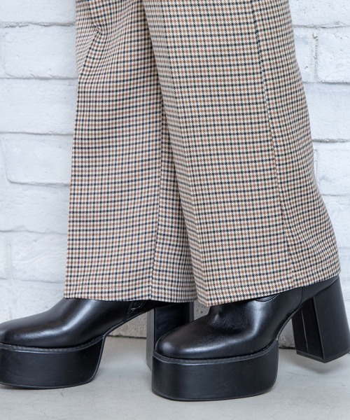 WEGO（ウィゴー）の「WEGO/センタープレスフレアパンツ（スラックス・レディース・レッド/オレンジ/ブルー/グリーン/マスタード/ブラック系その他3/ブラック/ベージュ系その他2・SMALL/MEDIUM）」の21枚目の写真