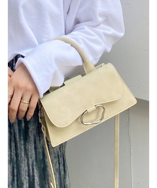 EMODA(エモダ)の「ハングチャームバッグ(ハンドバッグ・レディース・ホワイト/ブラック/ブルー/グリーン・FREE)」の2枚目の写真