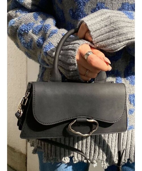 EMODA(エモダ)の「ハングチャームバッグ(ハンドバッグ・レディース・ホワイト/ブラック/ブルー/グリーン・FREE)」の3枚目の写真