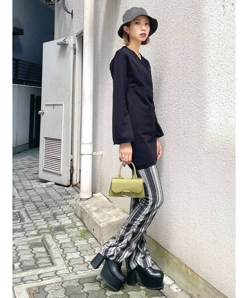 EMODA(エモダ)の「ハングチャームバッグ(ハンドバッグ・レディース・ホワイト/ブラック/ブルー/グリーン・FREE)」の5枚目の写真