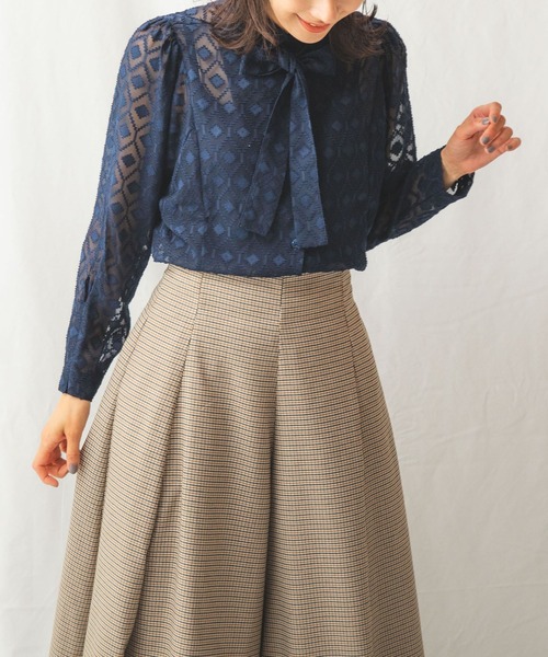 幾何カットジャガードリボン付きシャツ