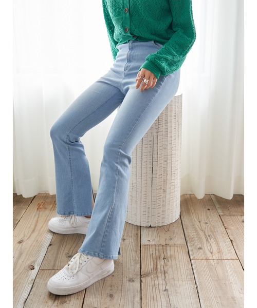 earth music&ecology（アースミュージックアンドエコロジー）の「バックスリットフレアデニムパンツ（デニムパンツ・レディース・ライトインディゴブルー・S/M）」の9枚目の写真