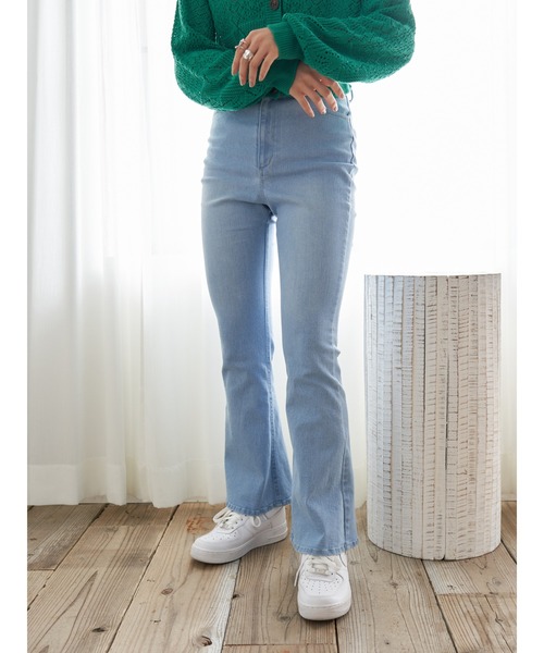 earth music&ecology（アースミュージックアンドエコロジー）の「バックスリットフレアデニムパンツ（デニムパンツ・レディース・ライトインディゴブルー・S/M）」の4枚目の写真
